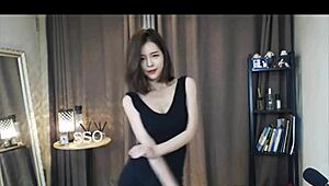 哟，看这个韩国美女制服热舞