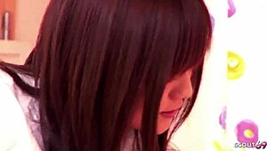 娇小18+日本继妹被抓，诱惑第一次口交！😳