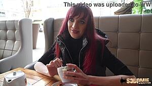 Luna belle rouquine obtient deux bites pour la baise