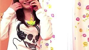 娇小18+日本继妹被抓，诱惑第一次口交！😳