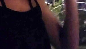 人妖Ting Xuan在公共花园裸露身体