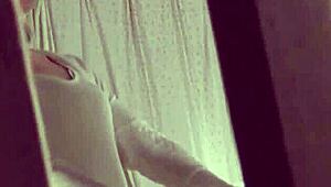 贪婪的有贺结衣在JAV中给予凌乱的口交