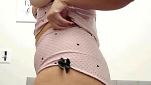 Ruivinha Gostosa Mostrando os Peitos e a Bucetinha Rosa