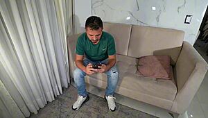 啊，我的继兄抓到我自摸，结果我吸了他巨大的鸡巴... 梅兰妮拉丁妹！