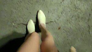 人妖Ting Xuan在公共花园裸露身体