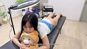 看看这个可爱女孩诱惑她的纹身师