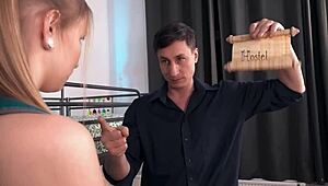 俄罗斯旅馆青少年Arteya早上需要她的BBC坏了，哎呀！