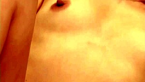 日本主妇在丈夫睡觉时挑逗自己