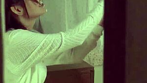 贪婪的有贺结衣在JAV中给予凌乱的口交