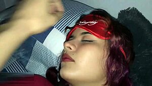 盯着我眼睛吸我鸡巴让我兴奋到爆