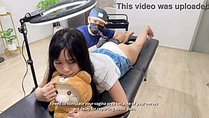 看看这个可爱女孩诱惑她的纹身师