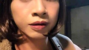 人妖Ting Xuan在公共花园裸露身体