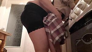 我的继母趁继父上班偷偷来一炮硬干