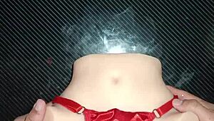 sexo anal con candy usando sexy tanga roja con pompón en desk