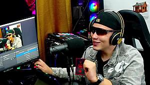 Binho Ted licks the ninfeta's pink pussy on the podcast table, muff diving and kissing!