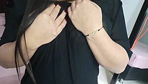 tu vecina latina te complaciendo con footjob en malla y close-up de su vagina humeda