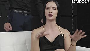 棕发美女的紧致屁眼被猛烈钻透。精液喷进她嘴里。