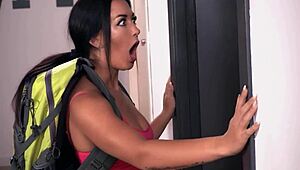 我不敢相信Martina Smeraldi在色情旅馆被深插到疯狂高潮。这太疯狂了！