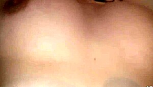 害羞亚洲女孩毛茸茸阴部在无码JAV里！😳