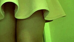 大胆举动，年轻18+亚洲业余妹开启AV之旅。她裸体摆姿势，为镜头尝试传教士位。