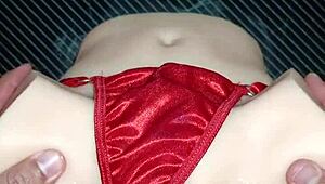 sexo anal con candy usando sexy tanga roja con pompón en desk