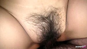 害羞亚洲女孩毛茸茸阴部在无码JAV里！😳