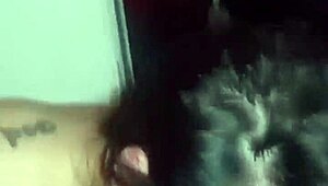 用脏脏深喉吃她的屁股，真正的喉咙高手