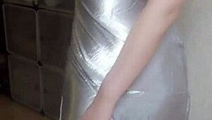 中国熟女用湿润自慰在私人视频中挑逗