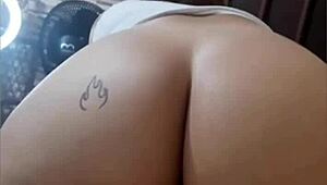 im sittin and twerkin on his big dick, feelin so good