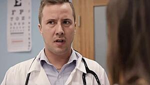 人妻趁老公在外和妇科医生偷情