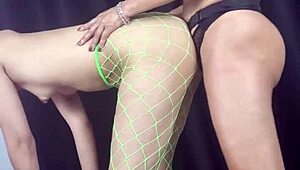 stepmom stretches petite stepdaughter's ass so good! 😈