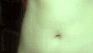 中国熟女用湿润自慰在私人视频中挑逗