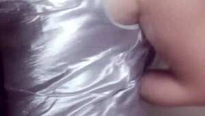 中国熟女用湿润自慰在私人视频中挑逗