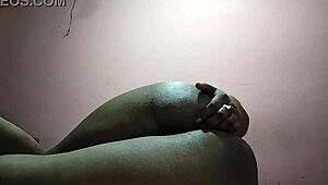 哇，嫂子大奶和男友聊天超撩人！