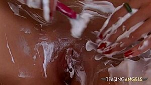 Look! Hottie shaves pussy just for you!