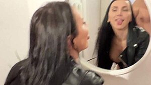 辣妹继母穿皮衣弯腰迎接继子的巨屌，两次高潮