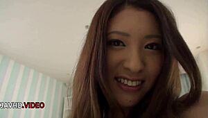 Yui Kasuga的性感丝袜在车库释放的POV幻想