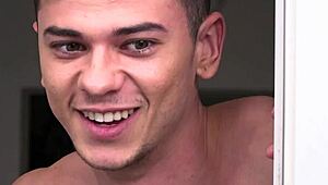 棕发艳星玛丽做瑜伽动作，诱惑室友进入饥渴传教士性爱