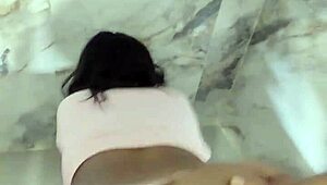 IBA A LIMPIAR EL BAÑO Y SALÍ CON CULO ROTO DILATADO Y LLENO DE SEMEN