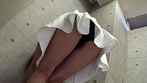 娇小18+日本女孩诱惑瑜伽教练操她紧致毛逼在课程中无码JAV。