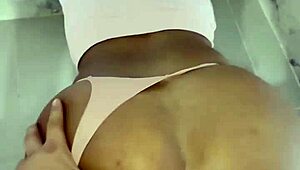 IBA A LIMPIAR EL BAÑO Y SALÍ CON CULO ROTO DILATADO Y LLENO DE SEMEN