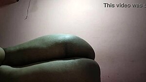 哇，嫂子大奶和男友聊天超撩人！