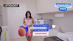 熟女继母加入继女高潮女同性恋性爱 - 一个女孩知道紧致阴户潜水。