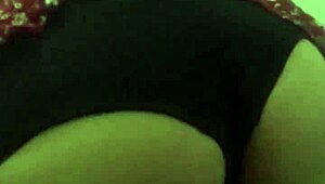 Bajo falda de mi vecina y terminamos cogiendo en escena casera