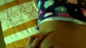 ay hermanastra ya te dije que no te metas a mi cuarto por las noches nos pueden descubrir se la meto tan duro a mi hermanastra que la hago gemir de placer y me vengo en sus tetas