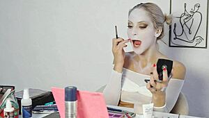 I love this Harley Quinn makeup tutorial for Halloween