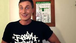 拉丁裔18+少女用紧致小穴换取旅馆房间，在口交和勺子式操时呻吟