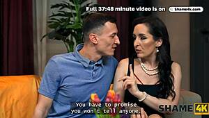 她闺蜜狂骑巨屌全国最骚货激烈干炮！