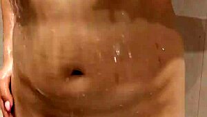 继妹让我偷看她洗澡偷窥梦幻想操她