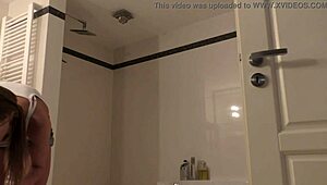 浴室偷窥18+娇小辣妹超性感年轻18+